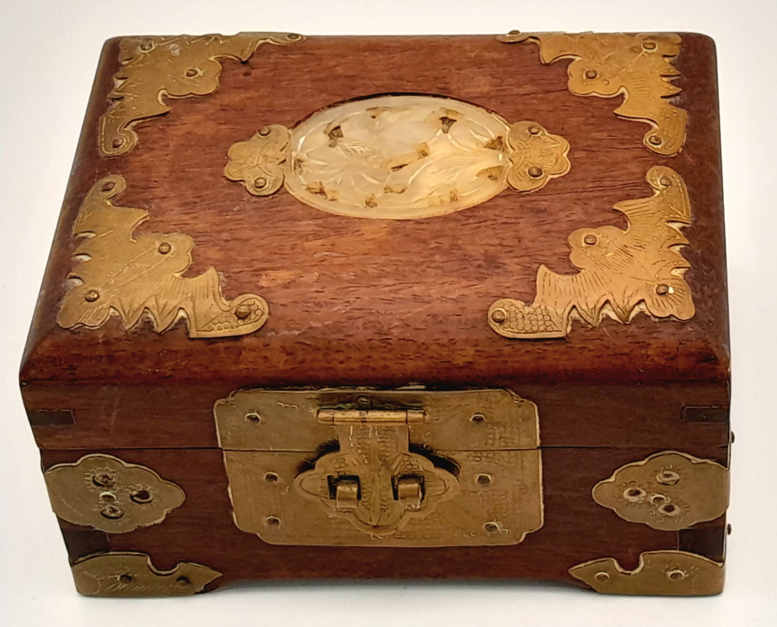 A vintage ornate glit metal design wooden jewellery box. Red fabric interior. L13.5 X W10 X H8 cm.: A vintage ornate glit metal design wooden jewellery box. Red fabric interior. L13.5 X W10 X H8 cm.