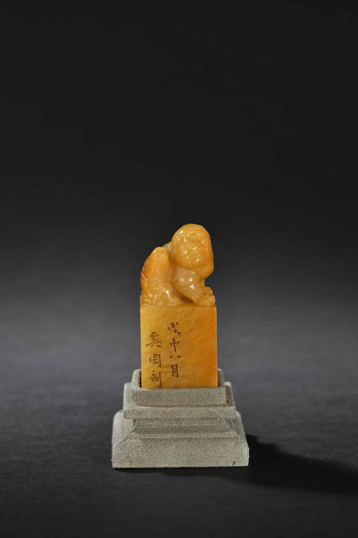 CARVED TIANHUANG STONE BEAST SEAL (1 of 9)