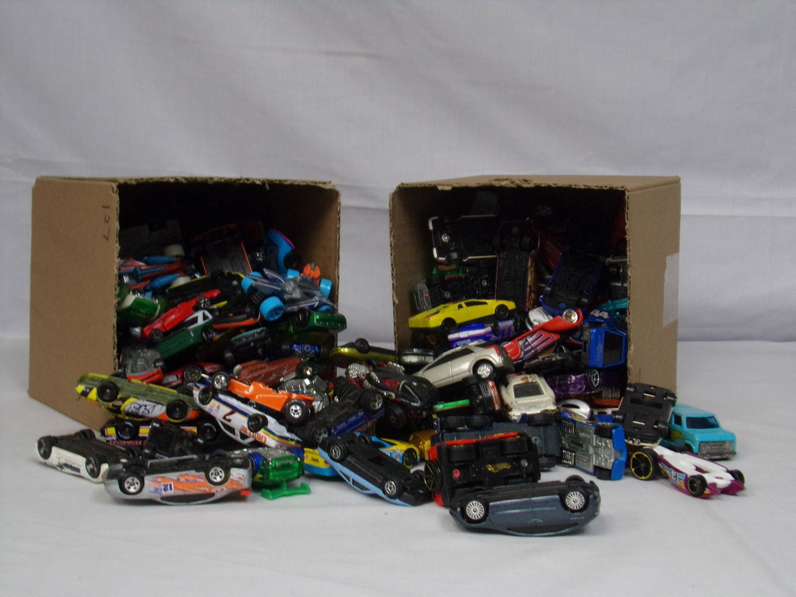 mixed hot wheels and matchbox (1 of 4)