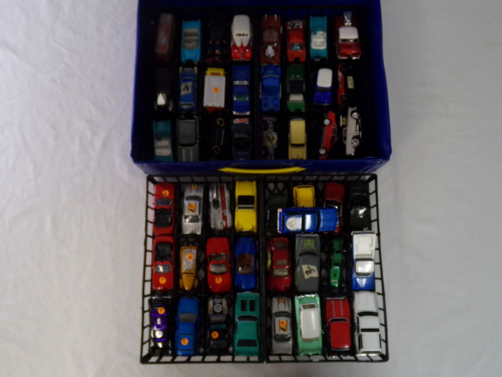 large carry case w/ hot wheels cars (1 of 4)