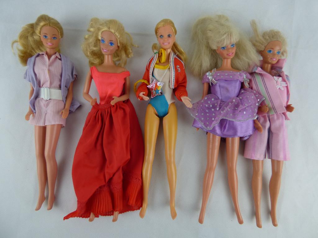 Lot of 5 Vintage Barbie Dolls: Vintage Barbies. Group of 5
