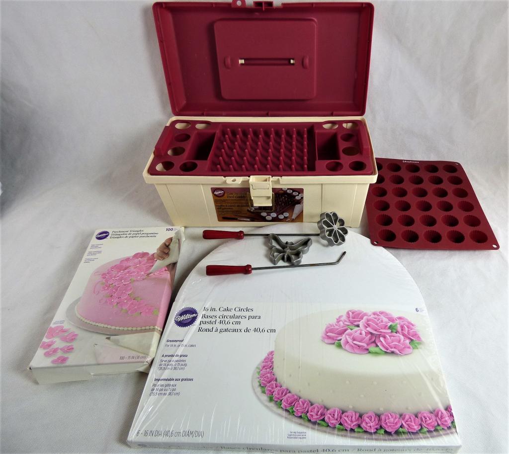 Cake Decorating Tool Caddy with Accessories (1 of 5)