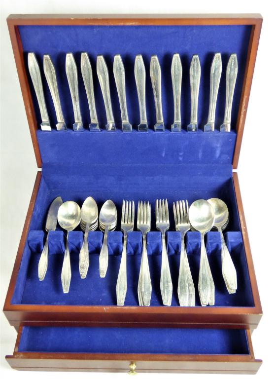 Vintage WM A Rogers Silverware in Wooden Case: WM. A. Rogers AA Heavy Oneida Ltd Silverware in Wooden two drawer Case. Includes 12 Knives, 12 Spoons, 12 Forks, 12 Tea Spoons, Srving Spoon and 2 Serving Knives. Condition: Used, normal age related w