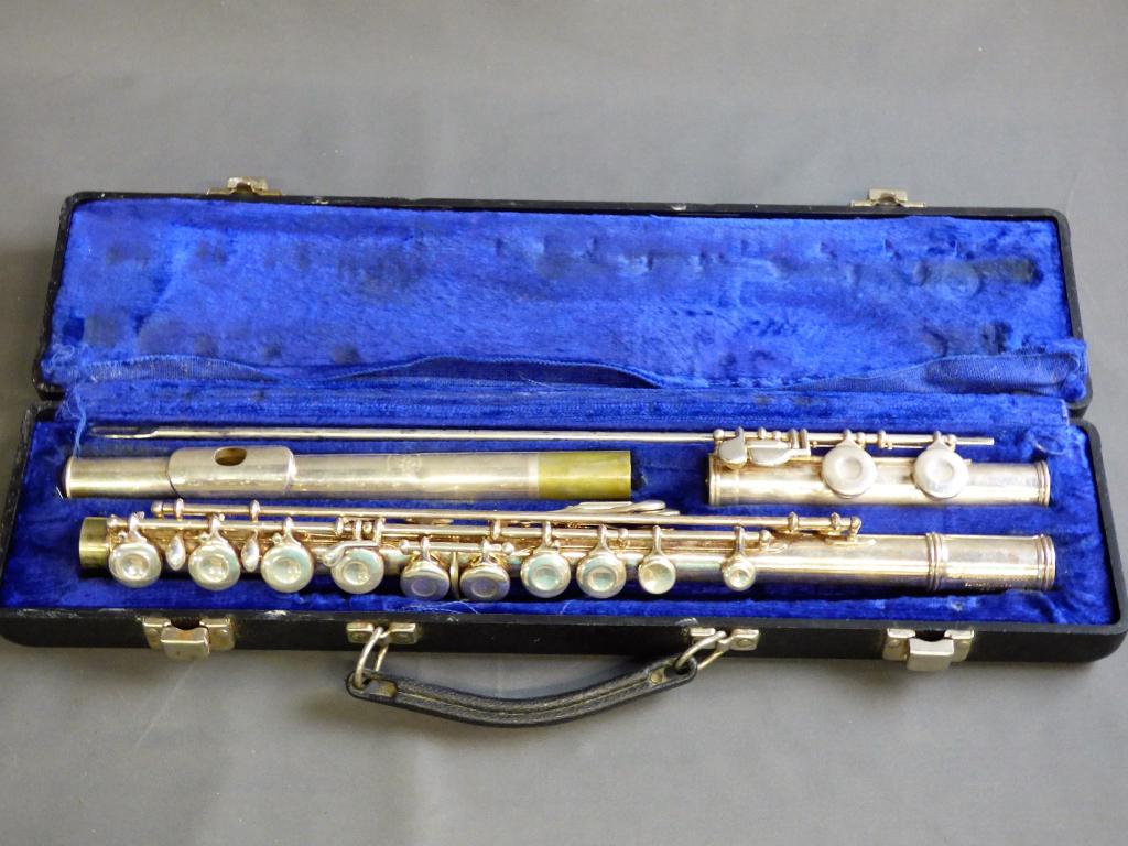Vintage Silver Tone Gemeinhardt 2SP Flute (1 of 5)