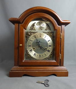 Waltham 31 Day Chime Mantle Clock: Vintage Waltham Mantle Clock in Wood Case. 31 Day Chime Clock. Condition: Good, works