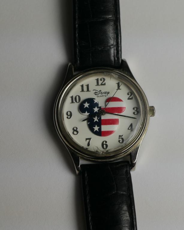 Official Disney Mickey Mouse Wrist Watch (1 of 4)