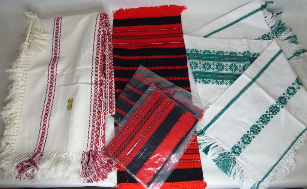 Hungarian Folk Ethnic Tablecloth & Nepkins: Hungarian Ethnic Folk Tablecloth and Nepkins. Two Tablecloth and 3 Nepkins. Condition: New