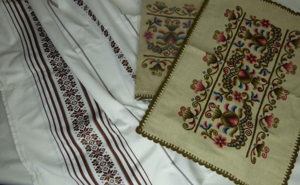 Hungarian Folk Ethnic Tablecloth & Pillow Cases (1 of 4)