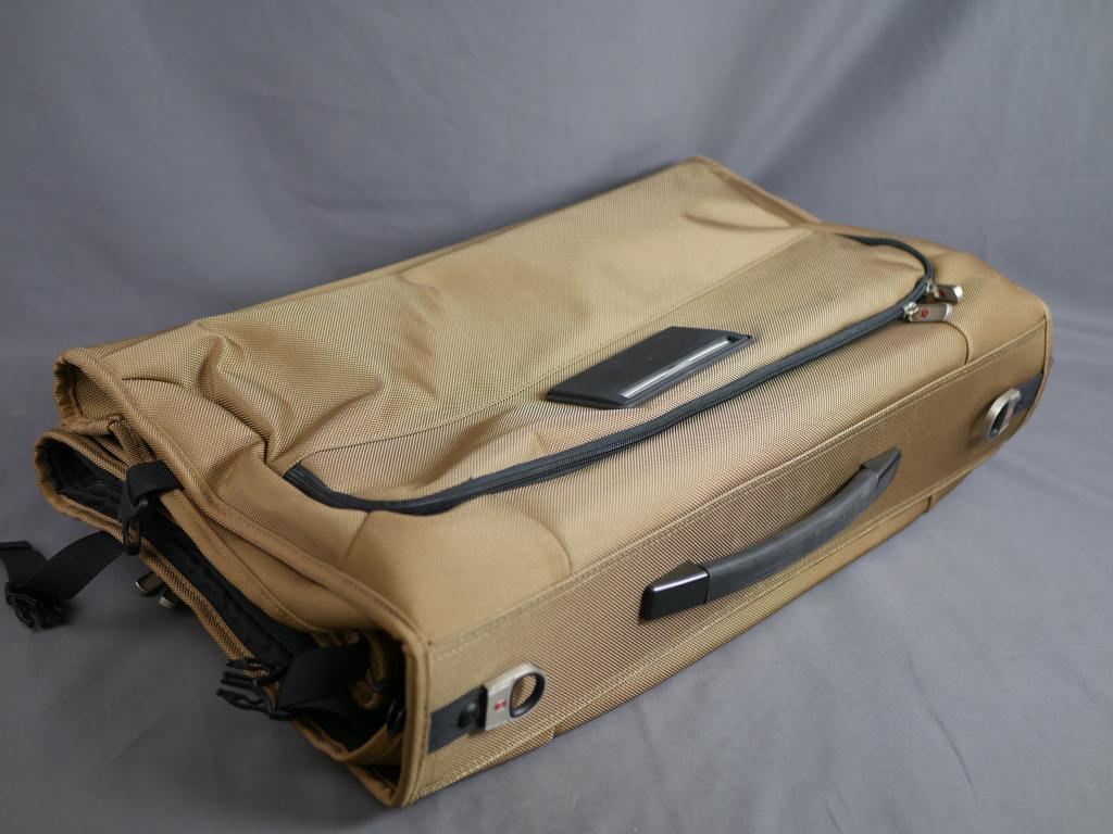 Victorinox Swiss Army Garment Travel Bag/ Case: Victorinox Swiss Army Carry On Garment Travel Bag. Condition: Good