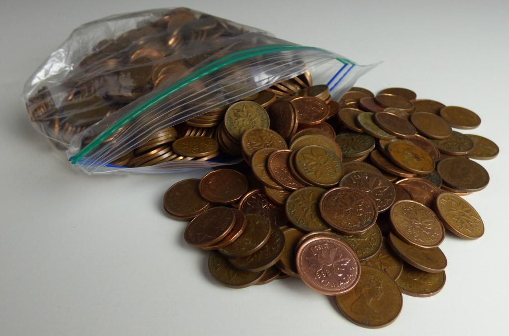 Canada Bag of Vintage Maple Leaf Penny Cent Coins: Canada Bag of Vintage Maple Leaf Penny Coins. Unsearched