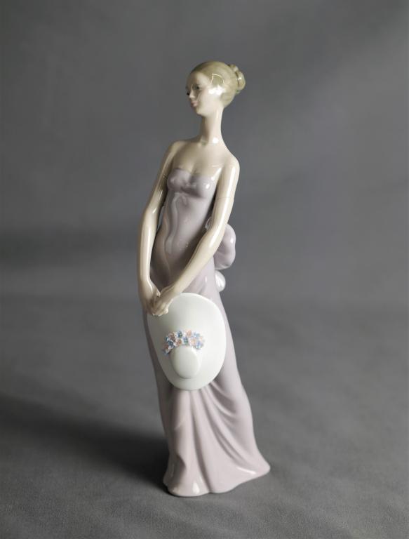 Lladro Young Lady Holding Hat Porcelain Figurine (1 of 4)