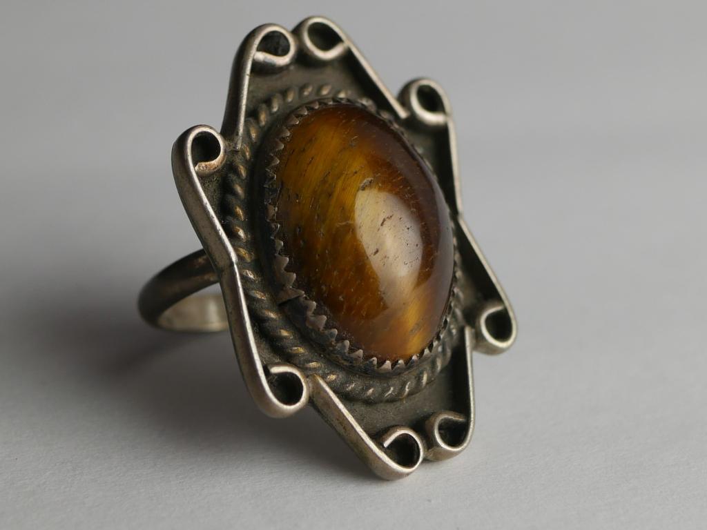 Native American Sterling Silver Ring w/ Tiger Eye: Native American Sterling Silver Ring with Tiger Eye. Condition: Good