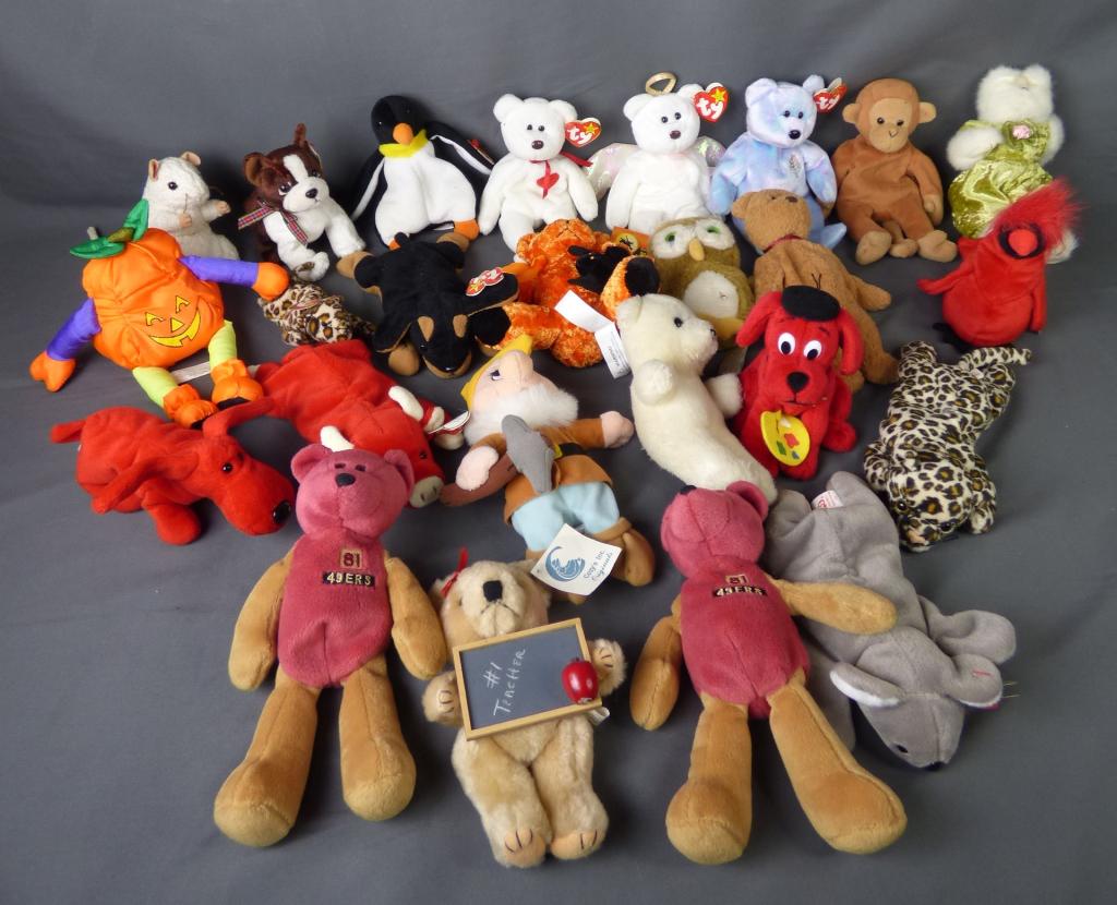 Lot of Beanie Babies Soft Plush Toys: Group of mostly Beanie Babies. Condition: Used