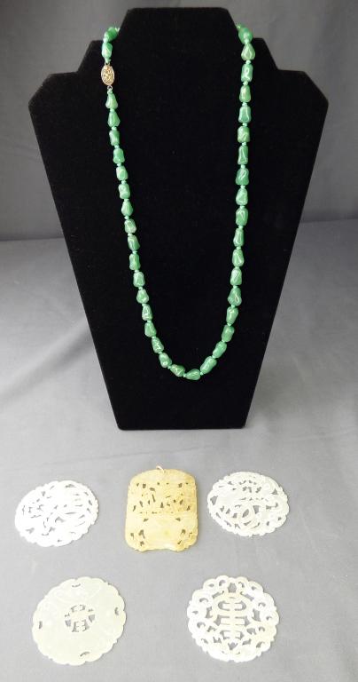 Vintage Oriental Jade Beads Necklace w/ Carved Pen (1 of 11)