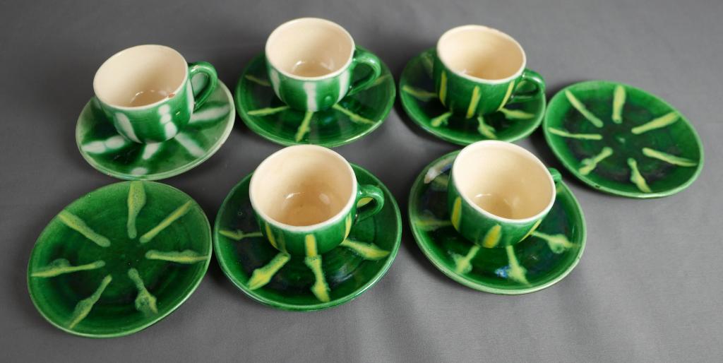 Majolica Pottery Mellon Coffee/ Tea Cups & Saucers: Vintage Majolic aPottery Mellon Tea/ Coffee Cups and Saucers. % Cups and 7 Saucers. Condition:Good