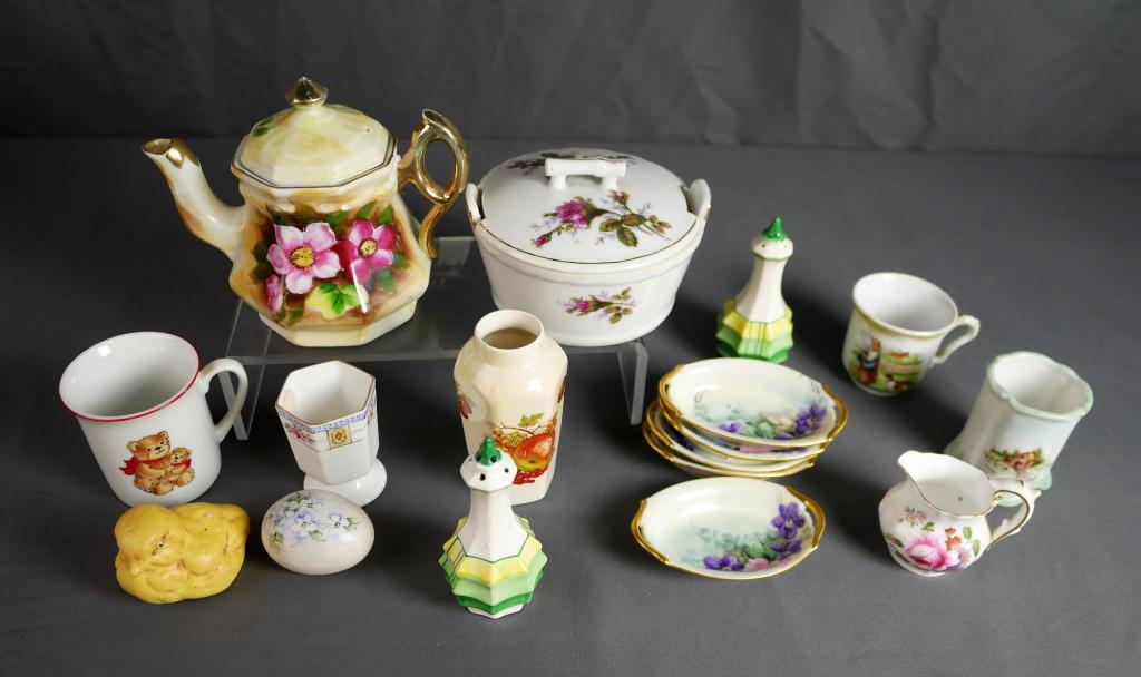 Vintage Pottery and Porcelaine- Nippon, Worchester: Vintage Pottery and China including Nippon and Royal Worchester. Condition: Good