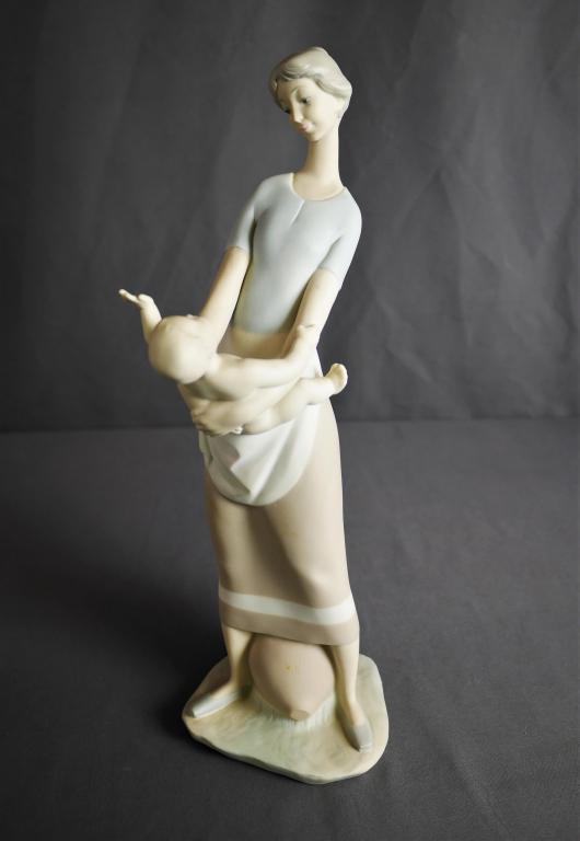 Lladro Motherhood 4575 Mother and Baby Figurine (1 of 4)