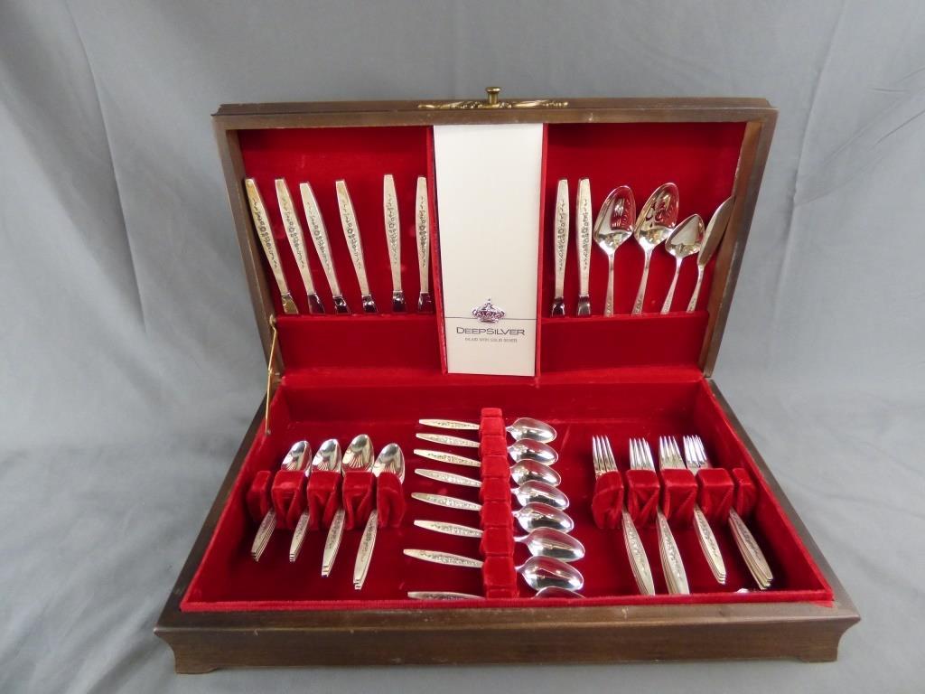 Deep Silver Laurel Mist 52 pcs Silverware: International Silverplate. Laurel Mist. Deep Silver Silverware Set. 52 pcs Service for Eight in Wooden Case. Condition: Good