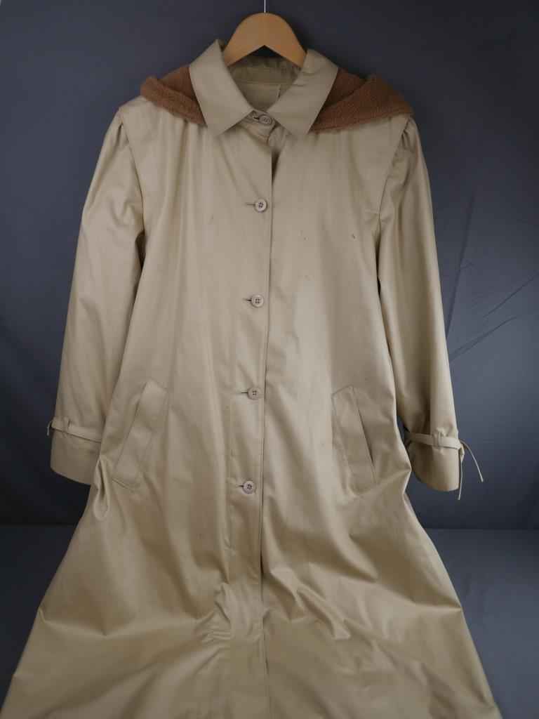 London Fog Lady Trench Coat with Hoodie: London Fog Lady Trench Coat with Hoodie. Size 6 Petite. Condition: Used, needs cleaning