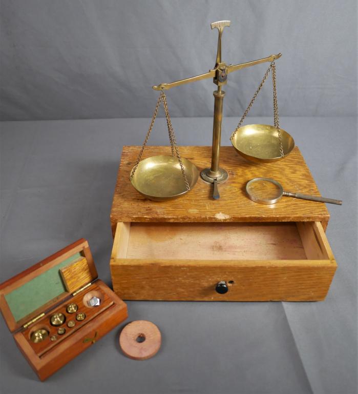 Vintage Portable Balance Brass Scale w/ weights (1 of 8)