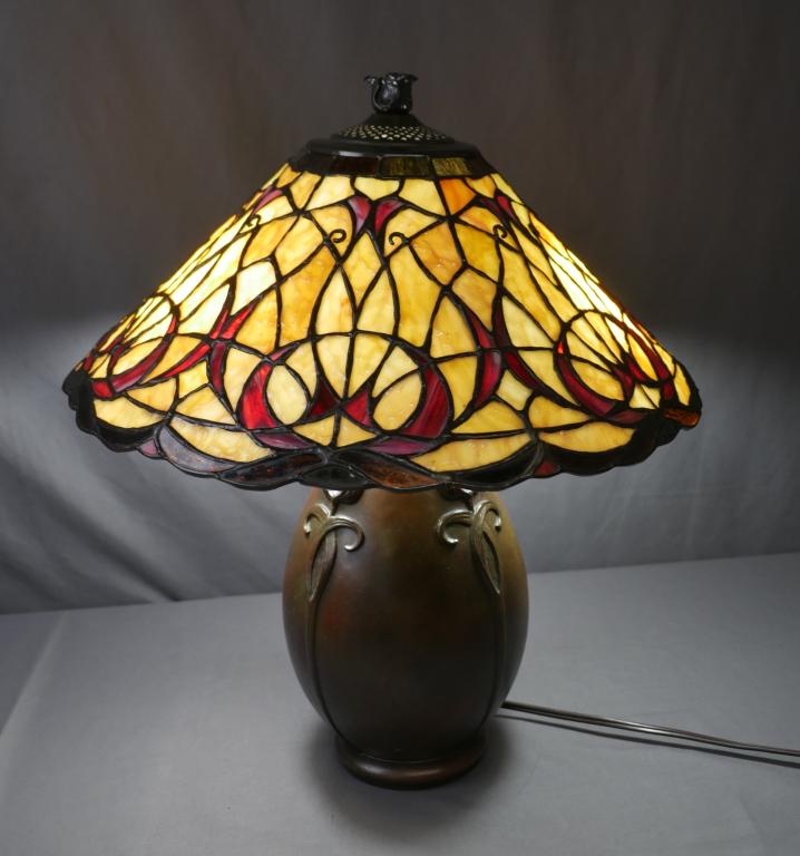 Quoizel Tiffany Style Slag Glass Shade Lamp (1 of 9)