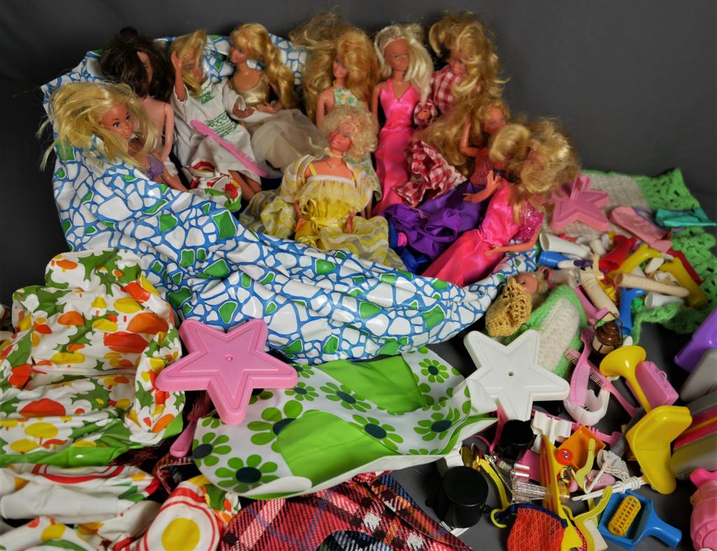 Vintage Barbie Dolls & Accessories (1 of 19)