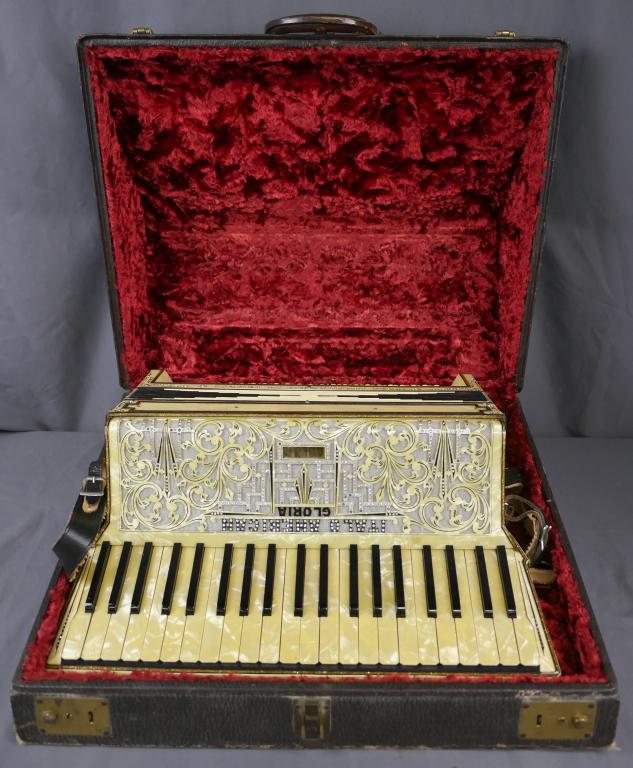 Italo American Gloria Chicago Accordion (1 of 17)