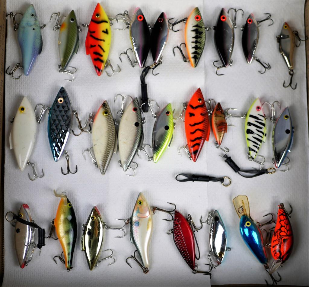 26 Vintage Fishing Lures: Lot of 26 vintage fishing lures. Unresearched. All in very good condition.