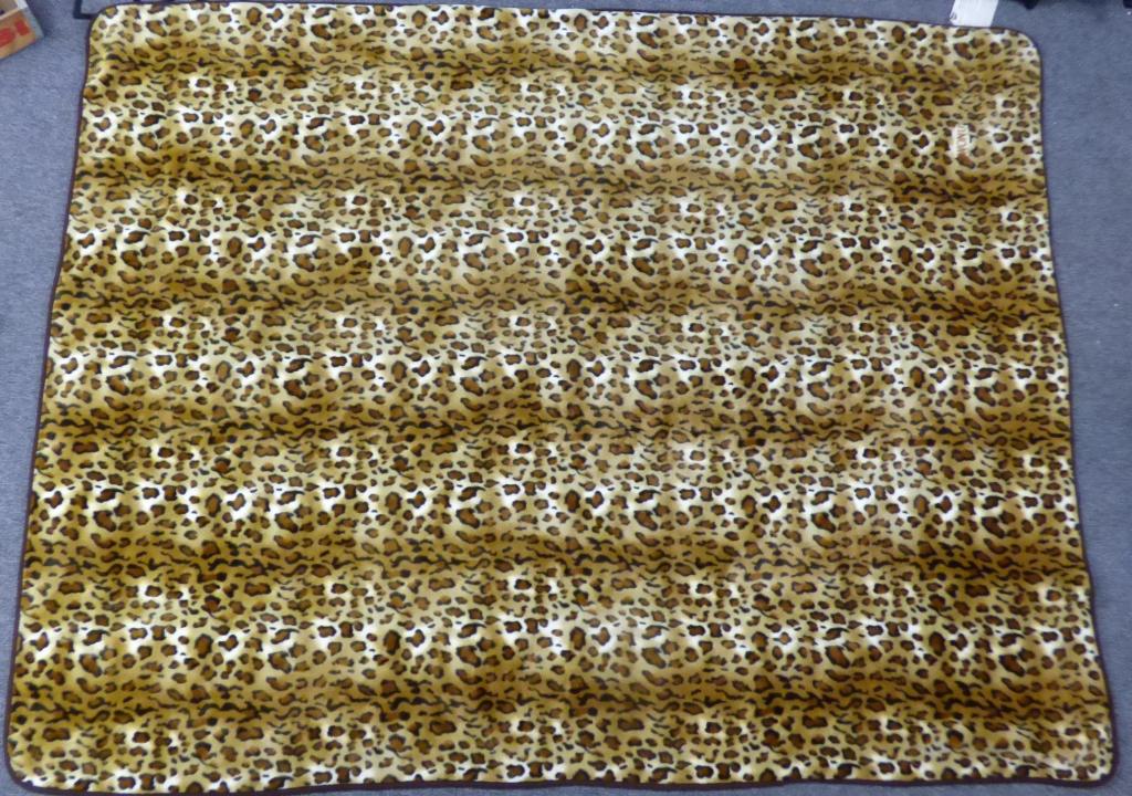 Wonu Trix Leopard Mink Heavyweight Blanket: Wonu Trix Leopard Mink Heavyweight Blanket. Size- 96" x 76". Condition: Good