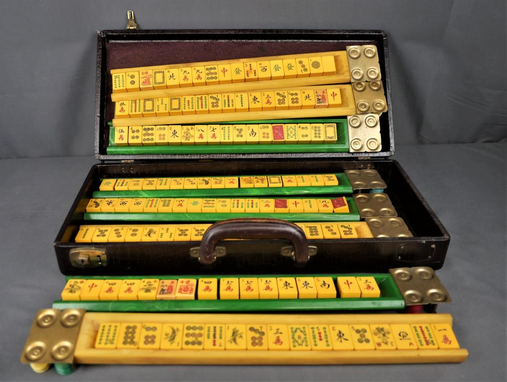 Antique Chinese Bakelite Mahjong Game Ma-Jong (1 of 4)