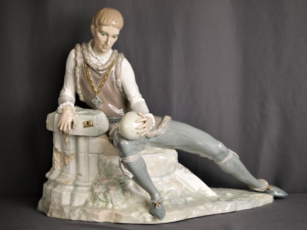 Lladro LE Hamlet 1144 XL Porcelain Figurine: STUNNING 1986 Lladro Limited Edition "Hamlet." No. 641 of only 750 pieces made, this gorgeous piece was crafted by master sculptor Salvador Furio and handpainted by artist Ana Martinez. Measures 16.5"