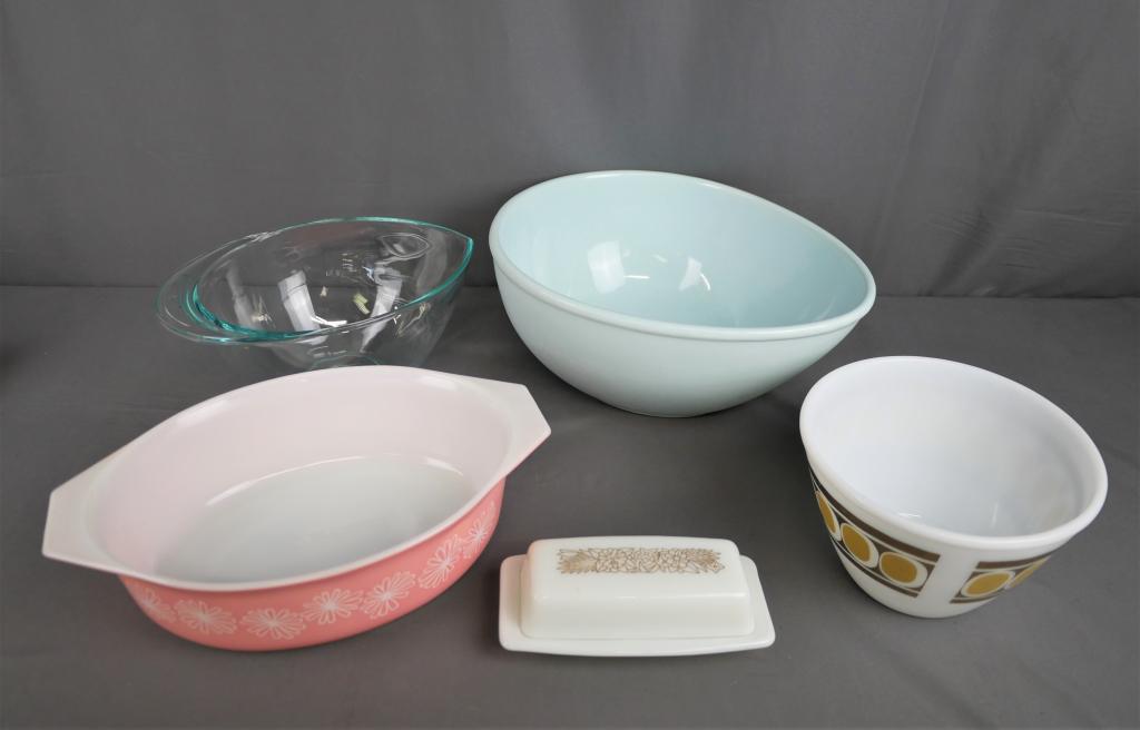 Vintage Pyrex & Fire King Mixing Bowls & Casserol (1 of 7)