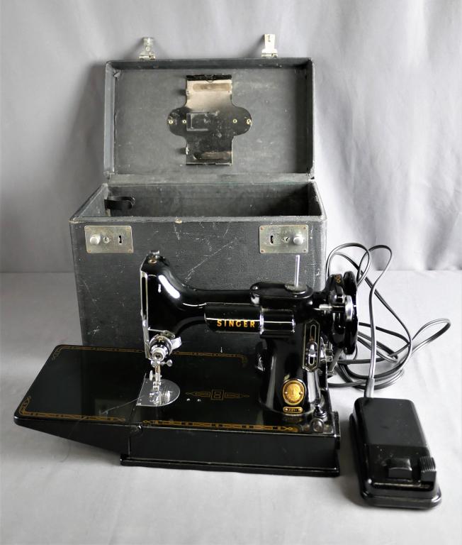 Vintage Singer Featherweight 221 Sawing Machine (1 of 8)