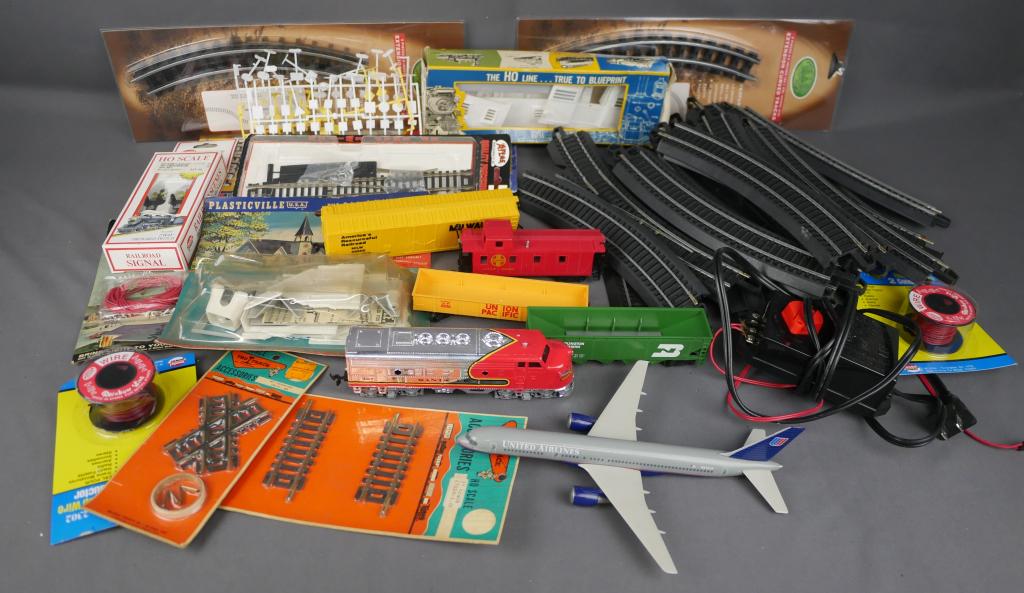 HO Scale RR Train & Accessories, United Airlines P (1 of 8)