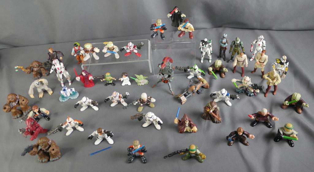 Vintage Star Wars Toy Figurines: Huge lot of vintage Star Wars figurines. Includes Chewbacca, Luke Skywalker, R2D2, Storm Troopers, Yoda - different series and years. All in good condition.