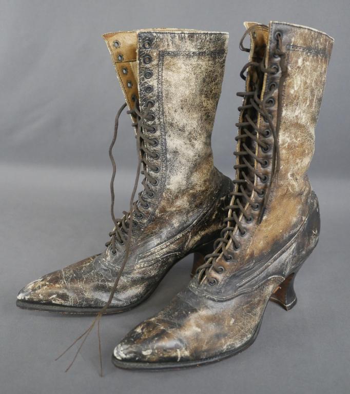 Antique Victorian Ladies Lace Up Boots/ Shoes: Antique Victorian Ladies Lace Up Boots/ Shoes. Marked 36. Condition: Leather shows some wear