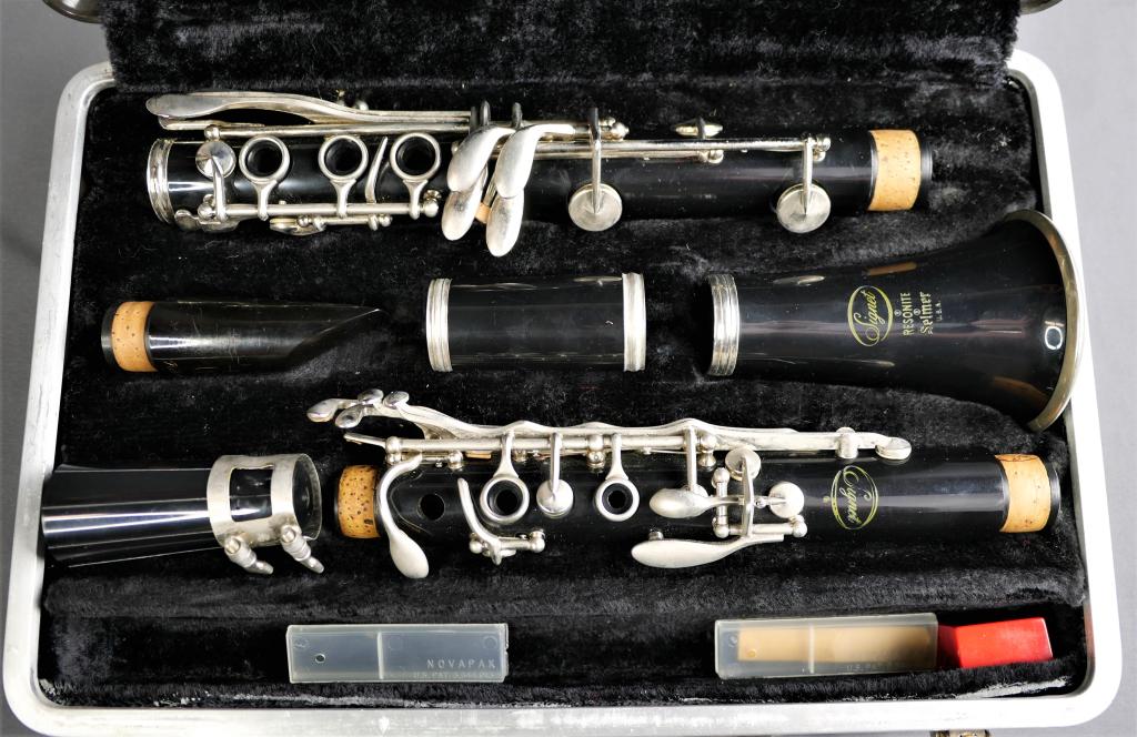 Selmer Signet Resonite Clarinet: Selmer Signet Resonite clarinet. Comes with one reed and wax. In overall good condition, mouthpiece inscribed Nilo W. Hovey.Serial #891405. Comes with hard plastic carrying case.