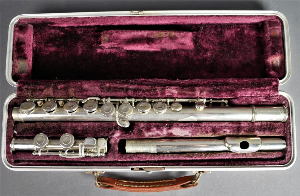 Vintage Ambassador FE Olds & Son Flute in Or. Case (1 of 11)