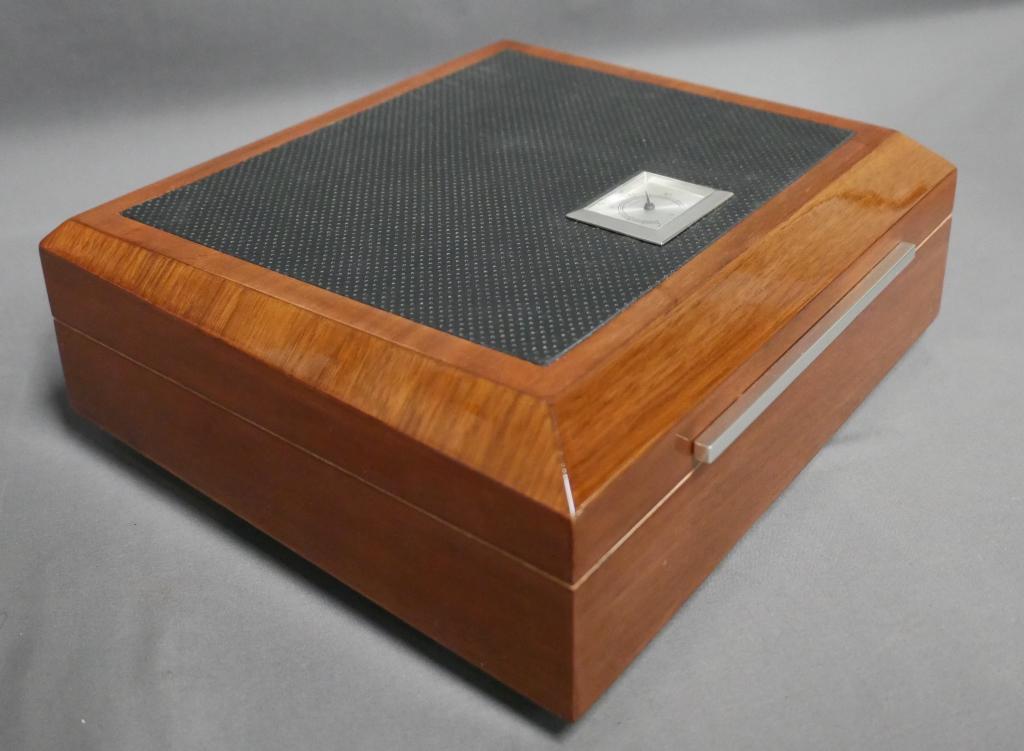 Lacquered Wood Cigar Humidor (1 of 7)