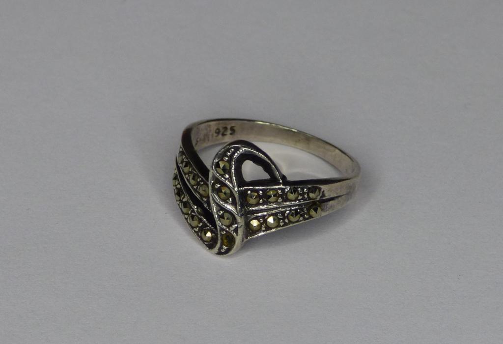 Sterling Silver Marcasite Ladies Ring: Sterling Silver Marcasite Ladies Ring . Size- 5 1/2. Condition: Good
