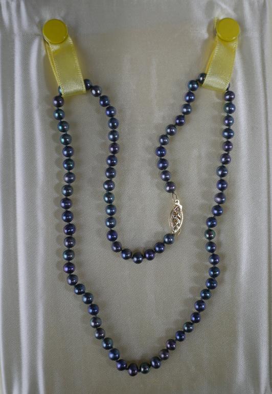 Tahitian Pearl Necklace with 14k Gold Clasp: Tahitian Pearl Necklace with 14k Gold Clasp. Measures 16" long. Good Condition.