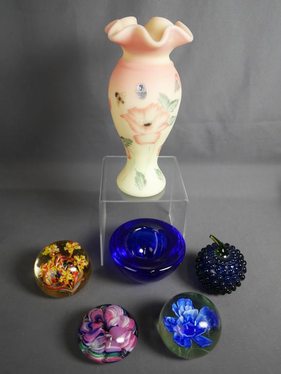 Fenton Art Glass Vase, Paperweights, Kosta Boda Te (1 of 10)