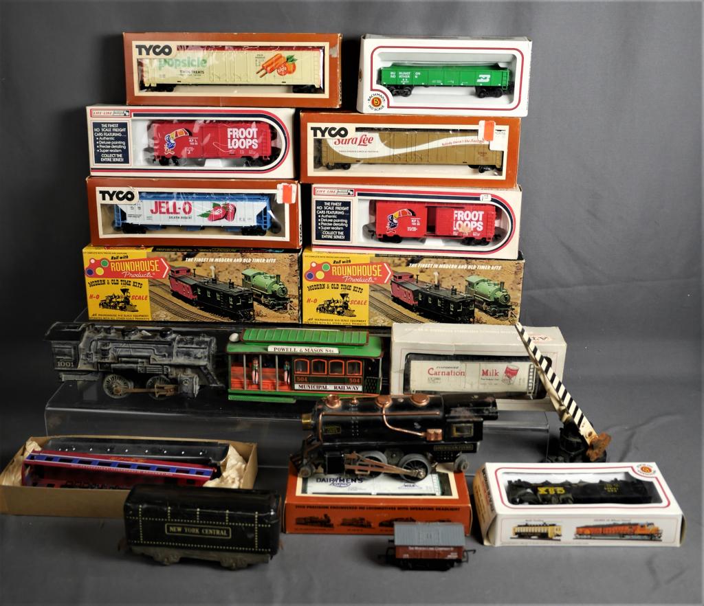 Vintage RR Train Engines & Cars- Lionel, AmericanF (1 of 8)