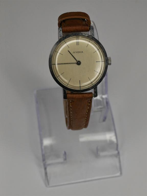 Vintage Juvenia 17 Jewels Swiss Made Wrist Watch: Vintage Juvenia 17 Jewels Swiss Made Ladies Wrist Watch. Good Working Condition.