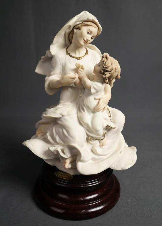 Giuseppe Armani "Gift to Mary" Madonna Figurine (1 of 6)