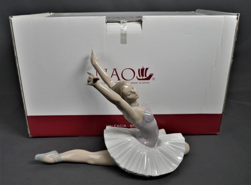 Nao by Lladro "The Art of Dance" 1629 Figurine: Nao by Lladro "The Art of Dance 1629 Ballerina Porcelain Figurine. Comes in Original Box. Measures 12" x 8" x 8". Good Condition.