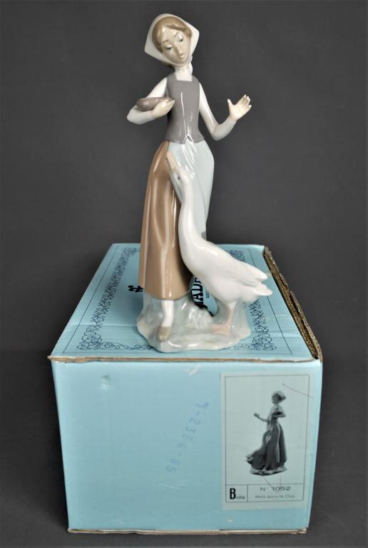 Lladro Girl Feeding Duck 1052 Porcelain Figurine (1 of 7)