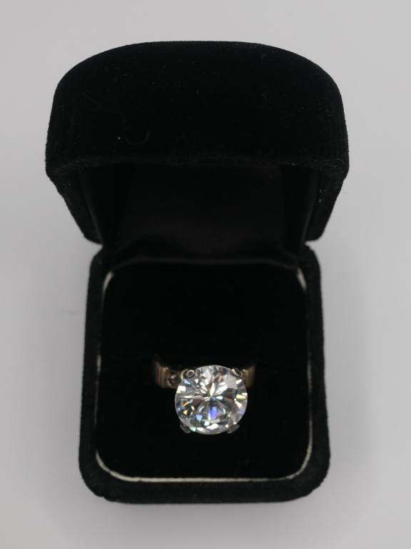 Ladies Sterling Silver Solitaire Ring: Ladies Sterling Silver Solitaire Ring. Szie- 7. Good Condition.
