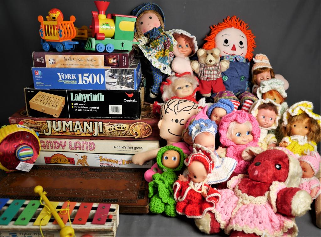Large Lot of Vintage Games. Puzzles, Dolls, Toys (1 of 8)