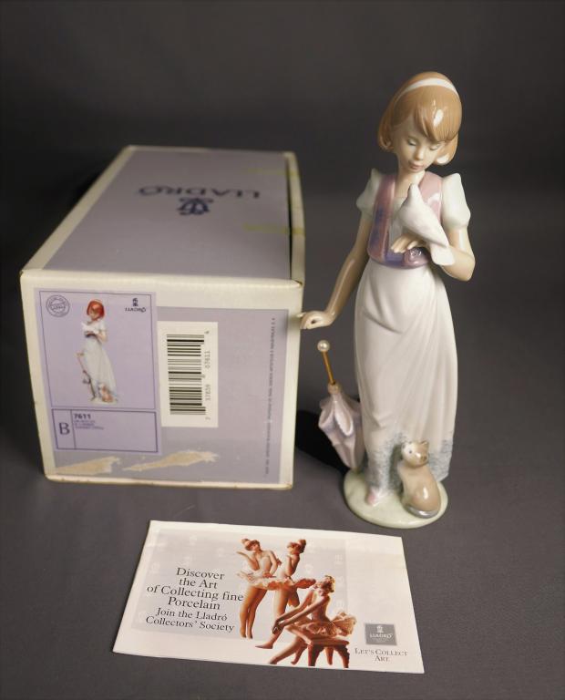Lladro "Summer Stroll" 7611 Porcelain Figurine (1 of 5)